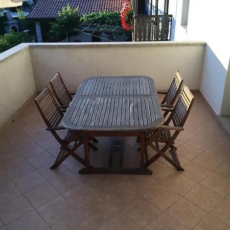 Tin House Appartement Povir