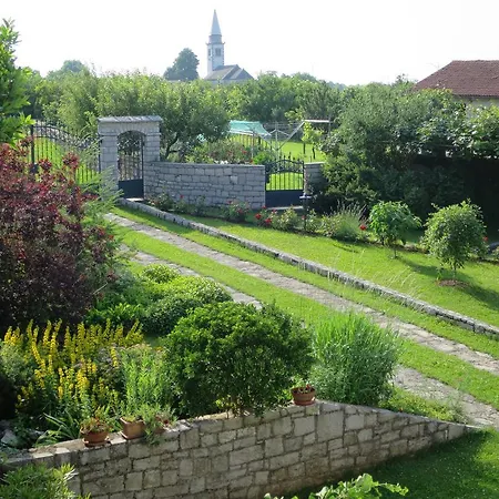 Tin House Appartement Povir