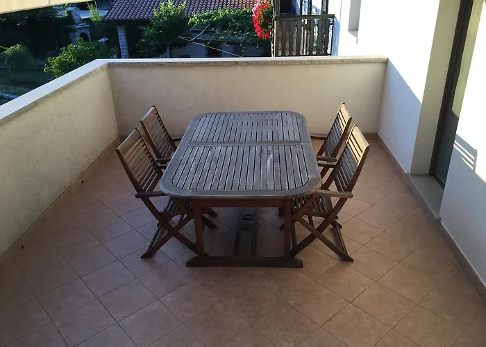 Tin House Lejlighed Povir