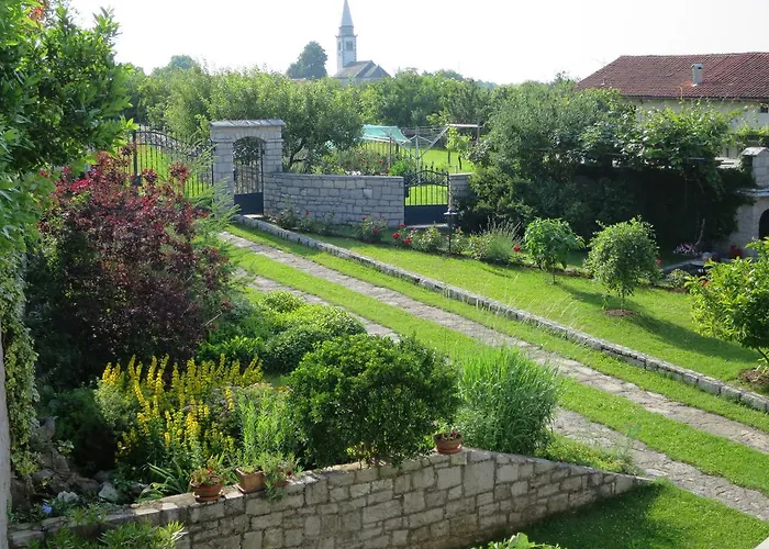 Tin House Appartamento Povir